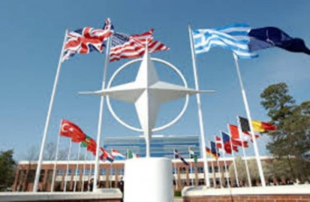 Băsescu: CSAT a aprobat prezenţa aeronavelor de luptă ale NATO pe aeroporturie din România